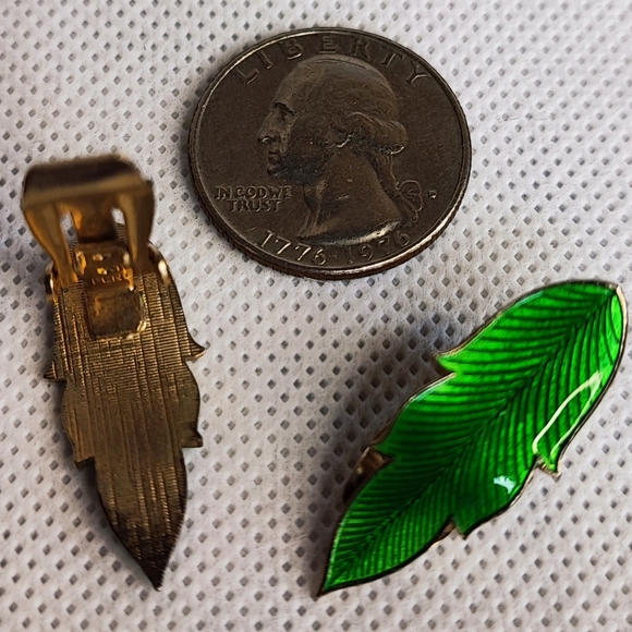 Green High Quality Vintage Clip Enamel Earrings Gold Tone Leaves EUC Unsigned - Picture 6 of 7